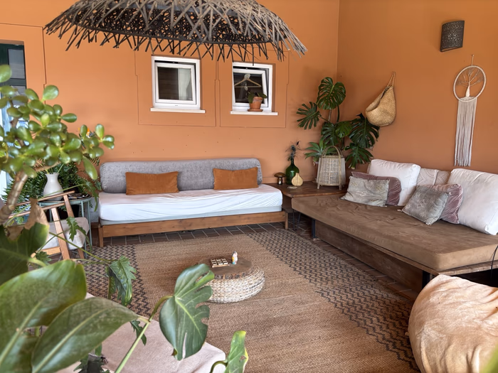 Veranda chill-out corner - daybed, cushions and hanging plants